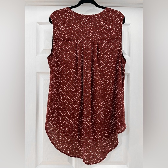 Torrid Harper Sleeveless Polka Dot Pleated Back Top Burgundy White Crimson sz 2 - Picture 5 of 7